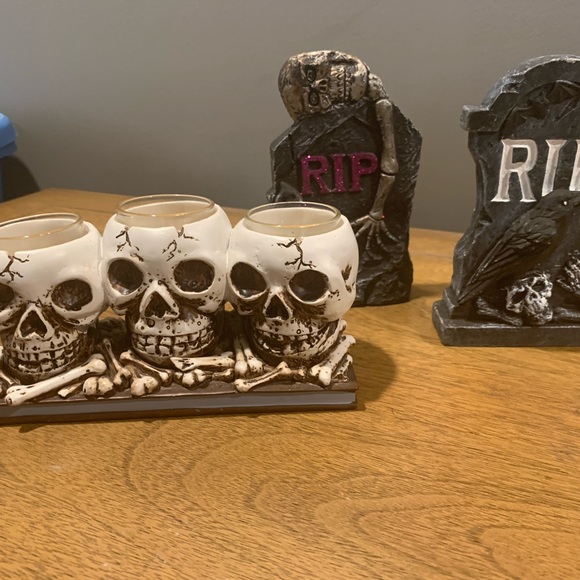 Yankee Candle Skull Tea Light Holder & RIP Table Top Decor Pieces,Good Condition - Picture 3 of 15
